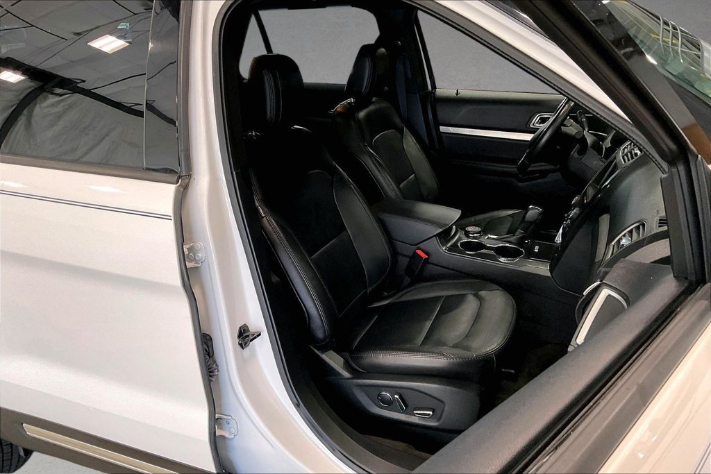 Used 2018 Ford Explorer XLT w/ Equipment Group 202A AWD/4WD image 30