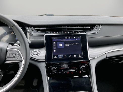 Used 2023 Jeep Grand Cherokee Laredo image 13