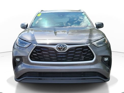 Used 2024 Toyota Highlander XLE FWD image 2
