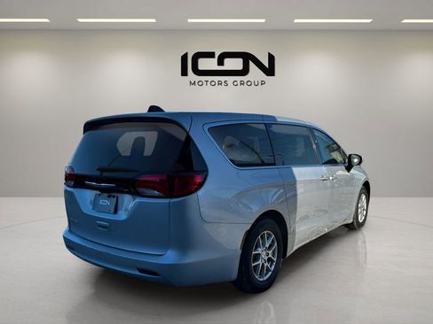 Used 2023 Chrysler Voyager LX image 5