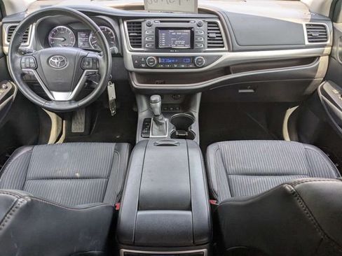 Used 2014 Toyota Highlander Plus AWD/4WD image 6