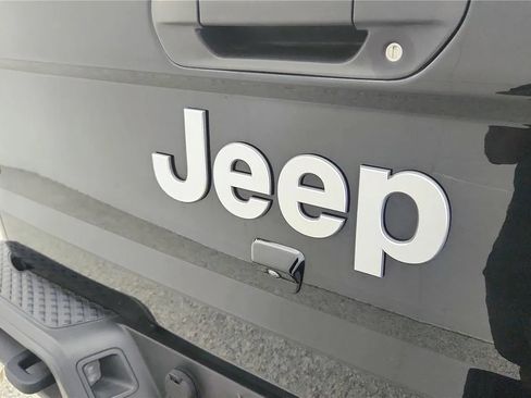 Used 2022 Jeep Gladiator Overland w/ Cold Weather Group AWD/4WD image 34