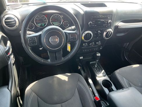 Used 2017 Jeep Wrangler Unlimited Sahara w/ Connectivity Group image 7