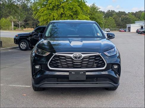 Certified 2025 Toyota Highlander LE FWD image 8