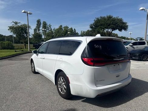Used 2022 Chrysler Pacifica Touring-L FWD image 4