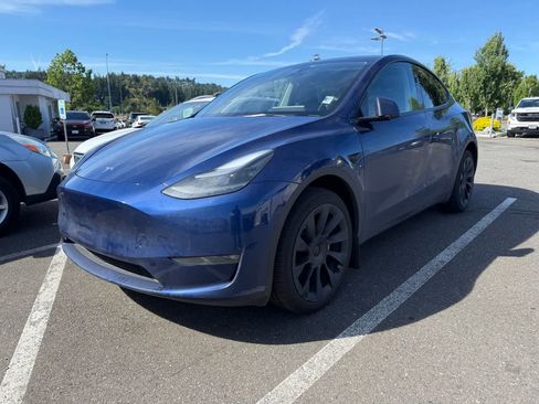 Used 2024 Tesla Model Y Long Range AWD/4WD image 1