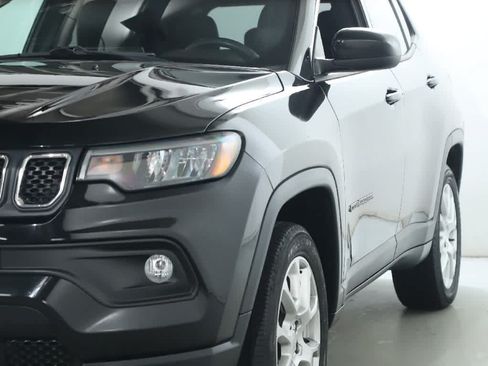 Used 2023 Jeep Compass Latitude AWD/4WD image 4