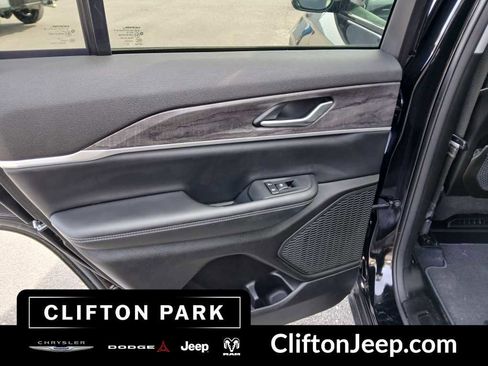 Used 2023 Jeep Grand Cherokee Limited w/ Black Appearance Package image 12