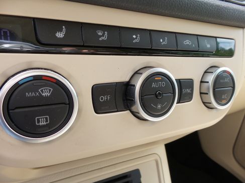 Used 2015 Volkswagen Tiguan SEL FWD image 16
