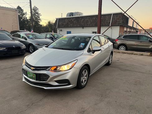Used 2018 Chevrolet Cruze LS FWD image 3