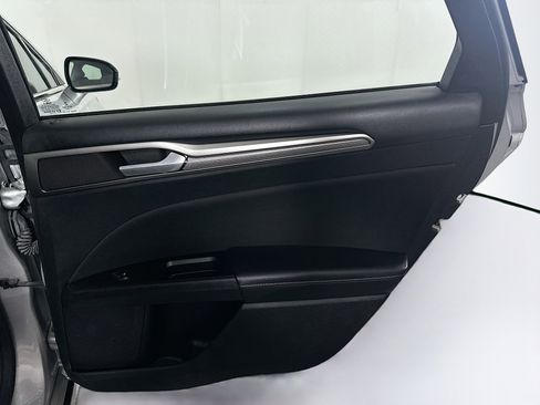 Used 2017 Ford Fusion SE image 28