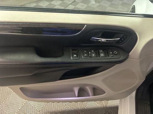 Used 2015 Chrysler Town & Country Limited Platinum image 4