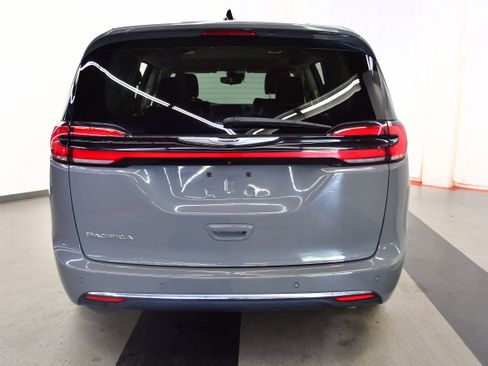 Used 2025 Chrysler Pacifica Select FWD image 6