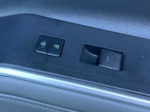 Used 2023 Toyota Highlander XLE image 24