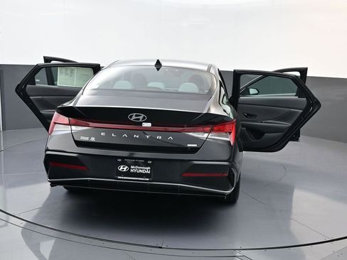 Certified 2025 Hyundai Elantra Limited image 23