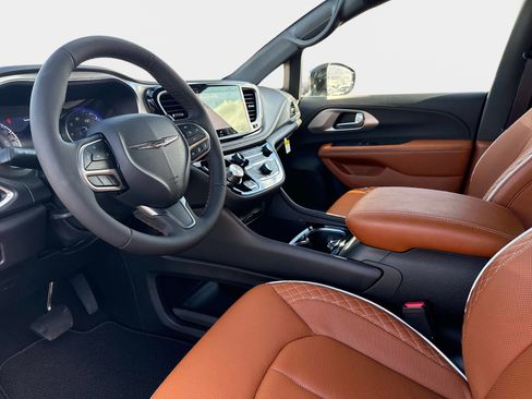 New 2026 Chrysler Pacifica Pinnacle image 32
