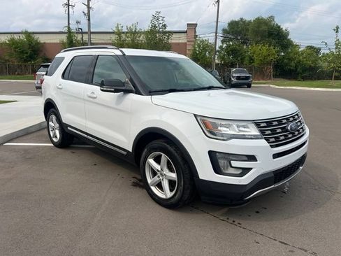 Used 2016 Ford Explorer XLT w/ Equipment Group 202A AWD/4WD image 3