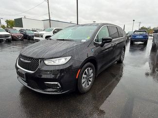 Used 2024 Chrysler Pacifica Limited FWD video 1