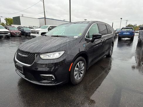 Used 2024 Chrysler Pacifica Limited FWD image 1
