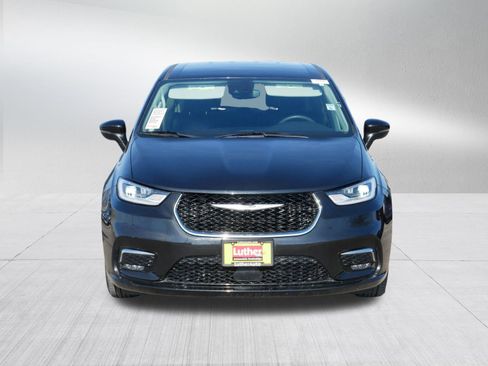 Used 2023 Chrysler Pacifica Touring-L image 2