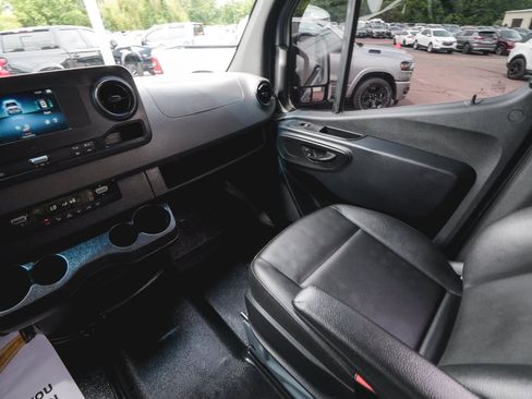 Used 2024 Mercedes-Benz Sprinter 2500 image 38