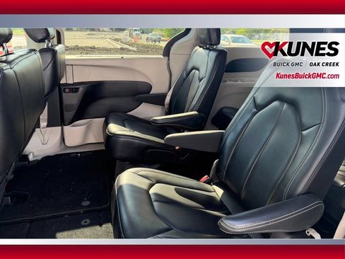 Used 2023 Chrysler Pacifica Touring-L FWD image 10