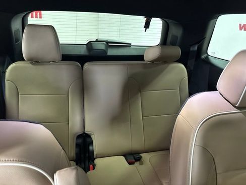 Used 2023 Chevrolet Traverse Premier FWD image 16