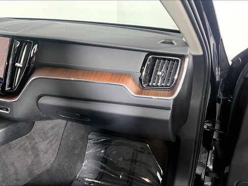 Used 2024 Volvo XC60 B5 Ultimate AWD/4WD image 16