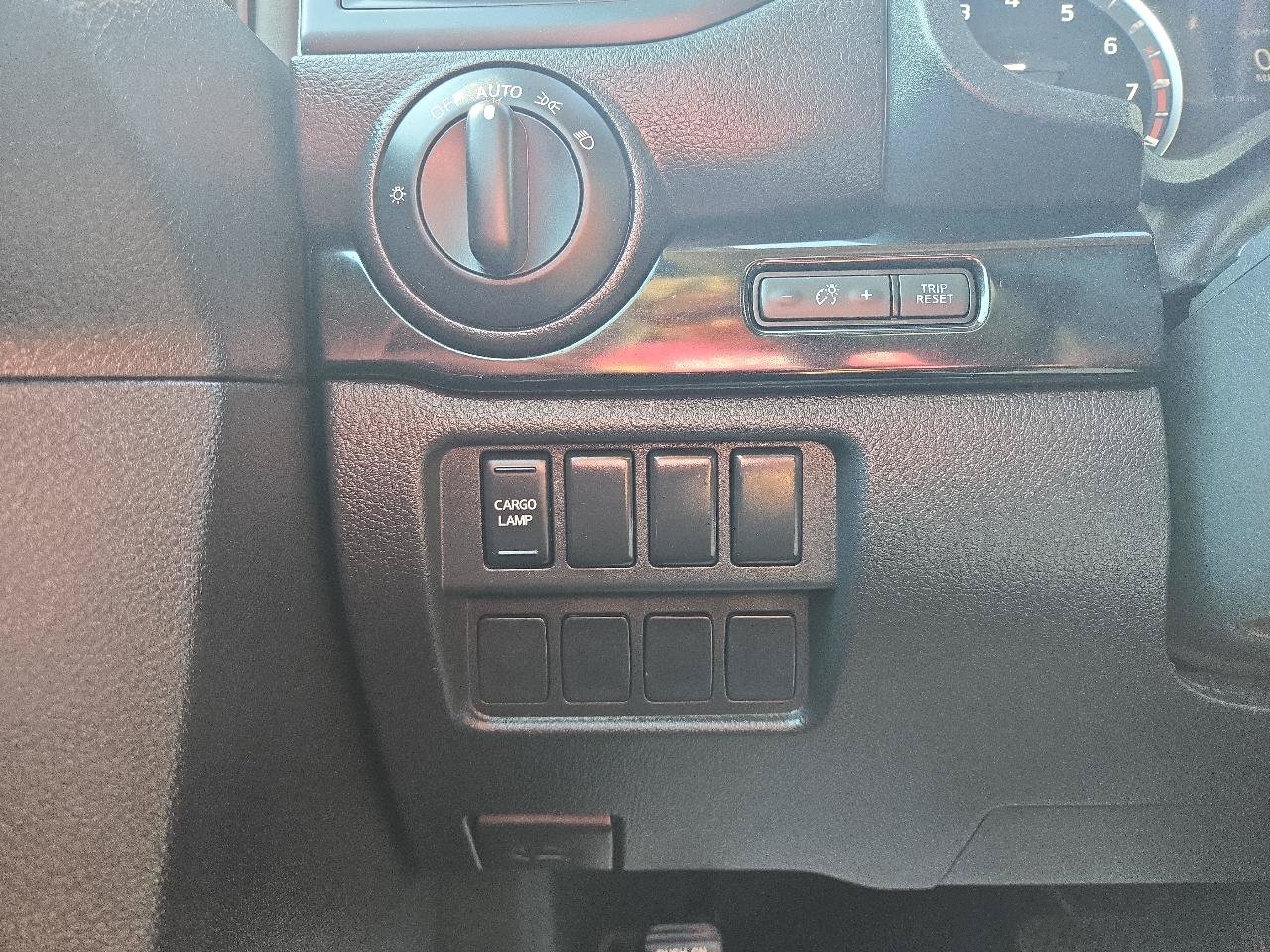 Used 2024 Nissan Titan SV AWD/4WD image 19