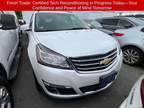 Used 2017 Chevrolet Traverse LT w/ Style and Technology Package FWD image 1