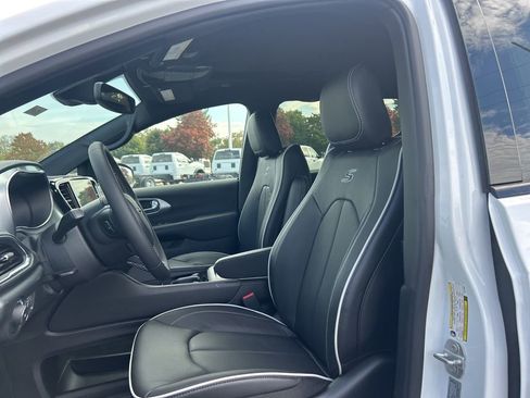 New 2026 Chrysler Pacifica Limited w/ S Appearance Package image 11