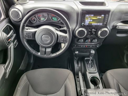 Used 2018 Jeep Wrangler Unlimited Sahara AWD/4WD image 11