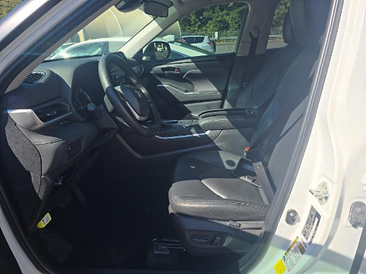 Used 2022 Toyota Highlander L FWD image 10