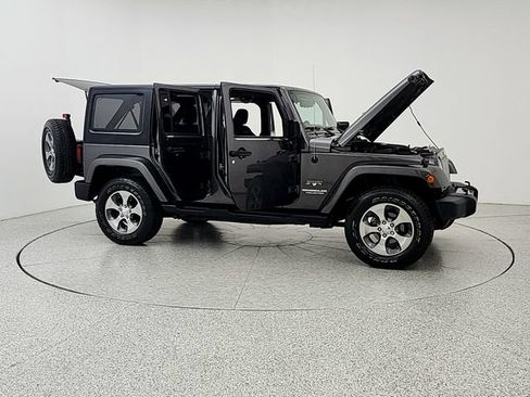 Used 2017 Jeep Wrangler Unlimited Sahara w/ Connectivity Group AWD/4WD image 10