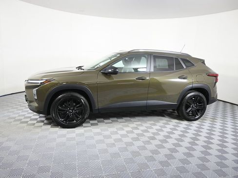 Used 2024 Chevrolet Trax ACTIV w/ Driver Confidence Package image 2