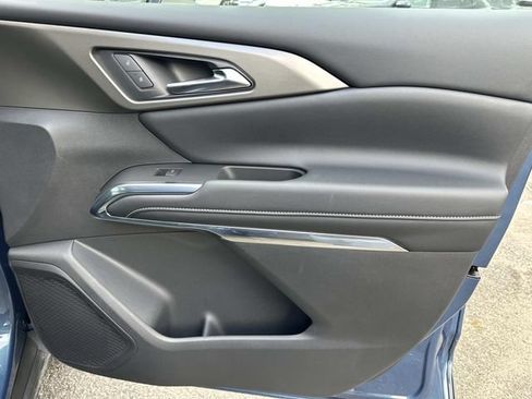 Used 2025 Chevrolet Traverse LT w/ Driver Confidence Package FWD image 8