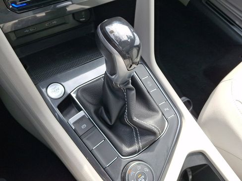 Certified 2022 Volkswagen Tiguan SE R-Line image 16