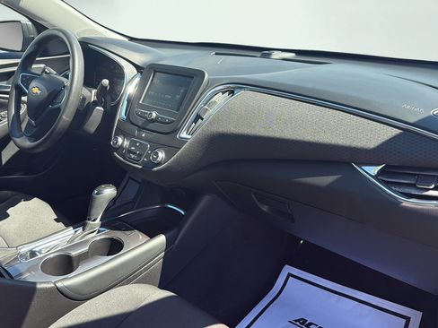 Used 2017 Chevrolet Malibu LT FWD image 33