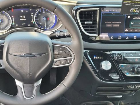 Used 2025 Chrysler Pacifica Select FWD image 9