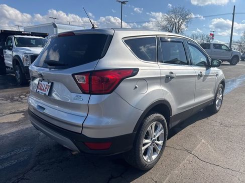Used 2019 Ford Escape SE image 3