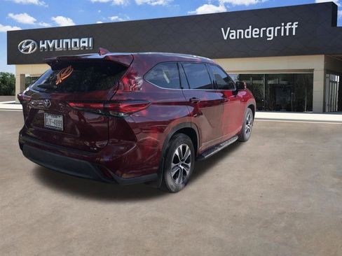 Used 2022 Toyota Highlander XLE image 3