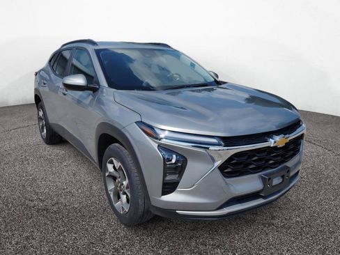Used 2025 Chevrolet Trax LT FWD image 8