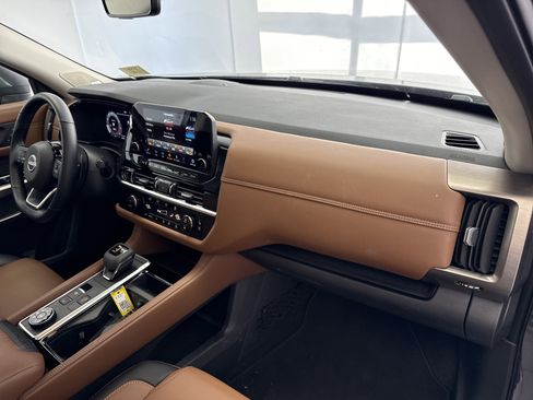 Used 2024 Nissan Pathfinder Platinum w/ Cargo Package image 15