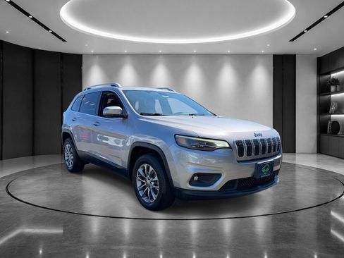 Used 2019 Jeep Cherokee Latitude Plus w/ Cold Weather Group AWD/4WD image 3