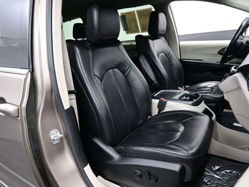 Used 2018 Chrysler Pacifica Touring-L Plus w/ Advanced Safetytec Group FWD image 13