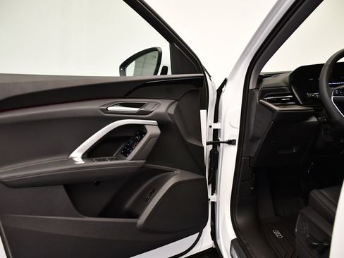 Used 2025 Audi Q5 Premium w/ Convenience Package image 31