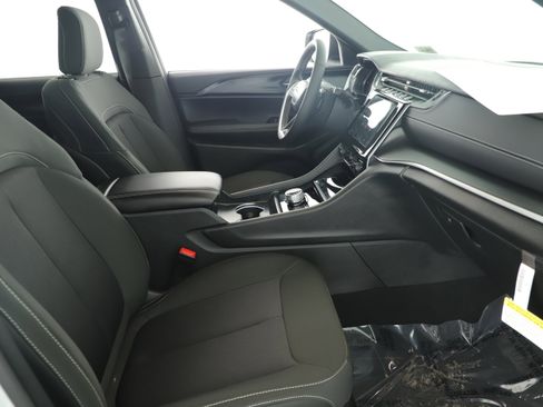 New 2025 Jeep Grand Cherokee Laredo X w/ Luxury Tech Group I image 18