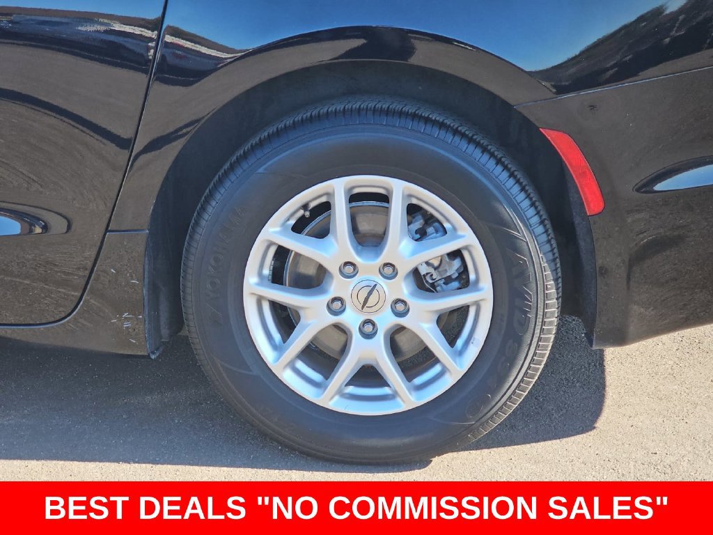 Used 2024 Chrysler Pacifica Touring-L FWD image 38