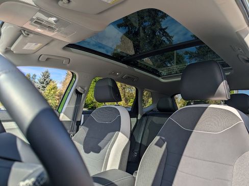 Used 2025 Volkswagen Taos SE w/ Panoramic Sunroof Package image 22