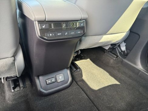 Used 2023 Toyota Highlander Platinum AWD/4WD image 17